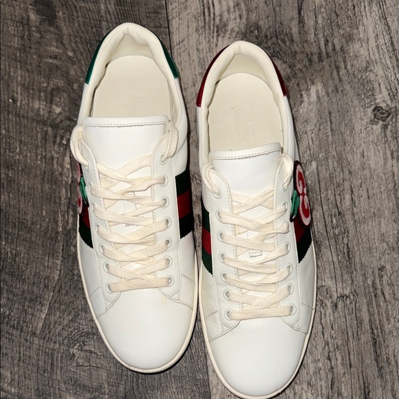 Gucci White Leather Sneakers with Green and Red Stripes and Embroidered Patch